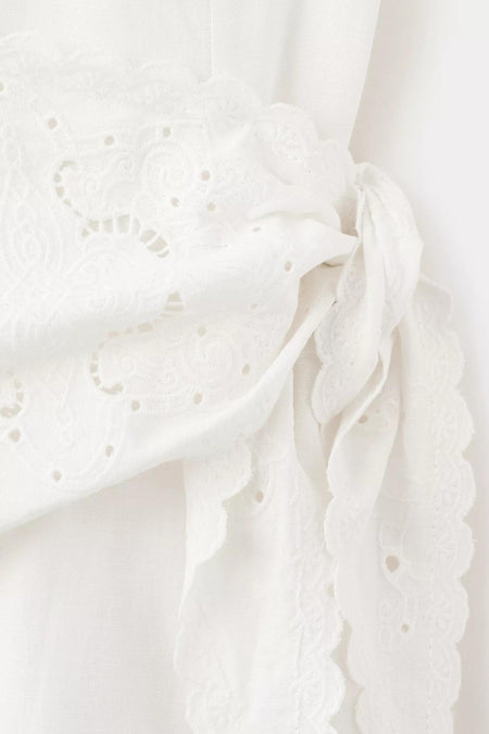 Robe écru de MANGO avec broderie anglaise, bord festonné et détail de bouton.