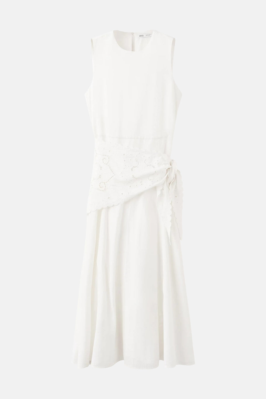 Robe sans manches écru de MANGO avec encolure ronde, ceinture brodée et nœud sur le côté.