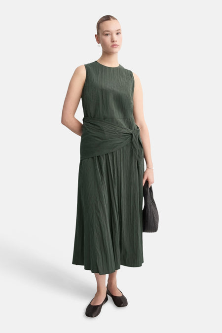 Robe sans manches kaki de MANGO avec col rond et ceinture à nouer à la taille.