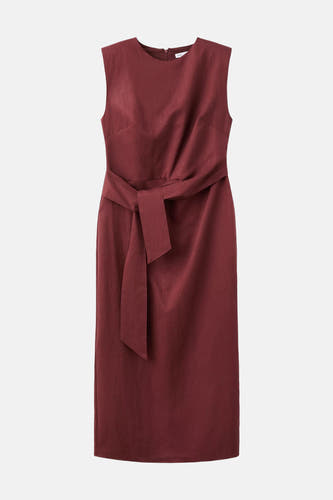 Robe droite sans manches bordeaux de MANGO avec ceinture à nouer, col rond et fermeture éclair au dos.