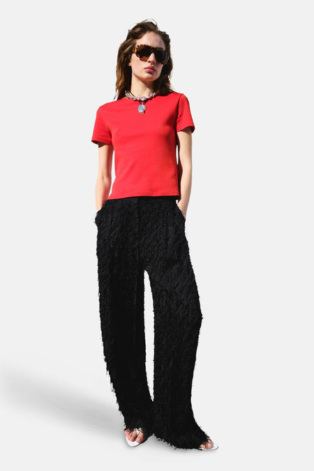 Rood T-shirt van MANGO met korte mouwen, gedragen door een model met zwarte textuur broek.