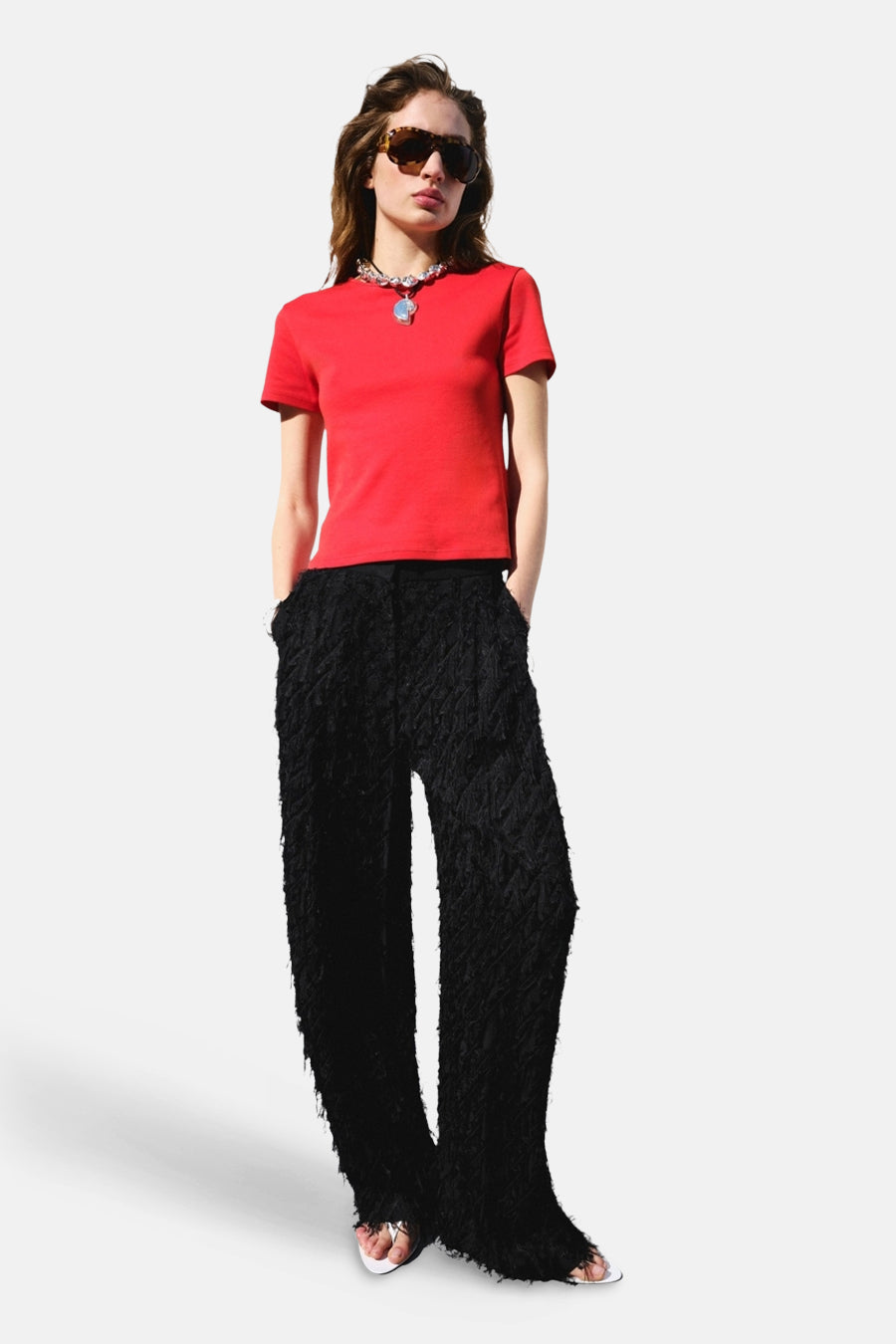 Rood T-shirt van MANGO met korte mouwen, gedragen door een model met zwarte textuur broek.