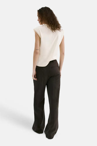 Beige mouwloze top van MANGO, achterzijde met geborduurde schouderdetails, gekenmerkt door een gladde stof en lichte vorm.