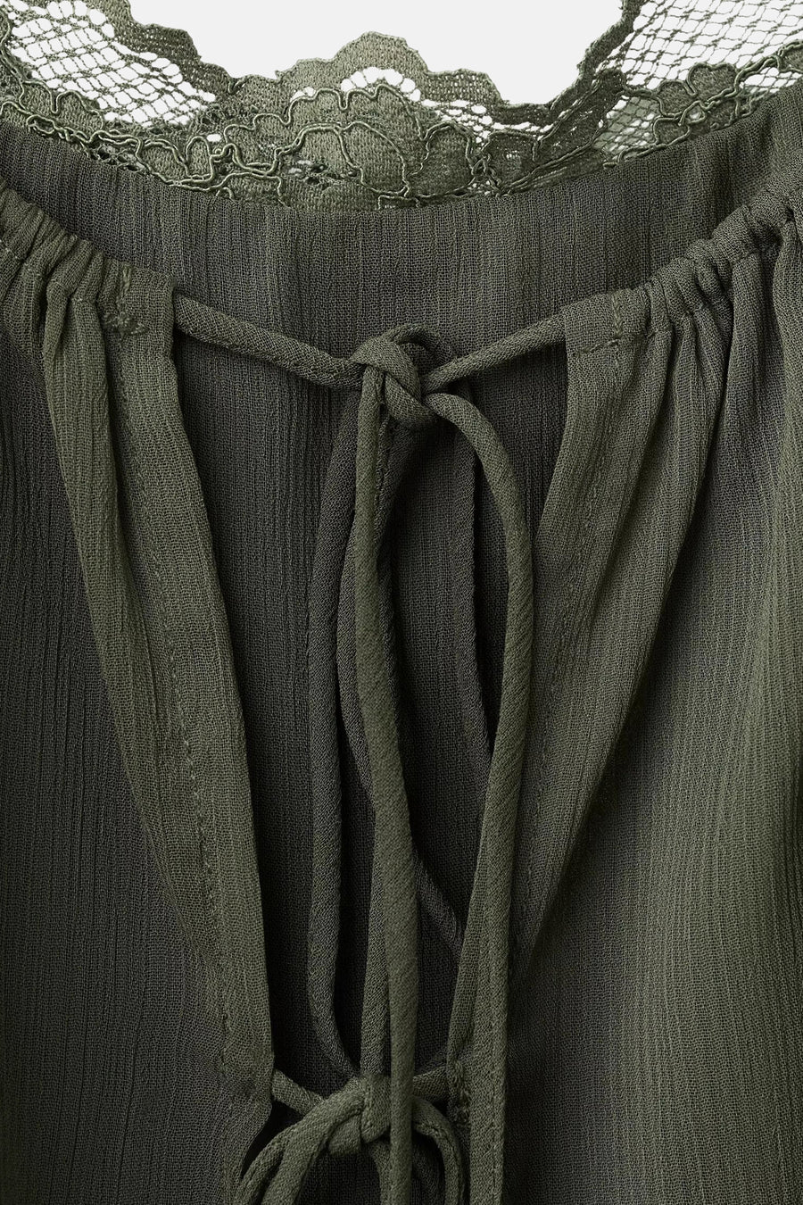 Robe verte MANGO à texture froissée, encolure en dentelle et fermeture à nouer sur le devant.