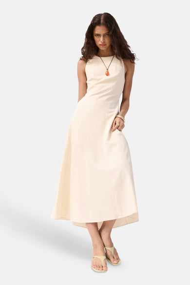 Beige mouwloze midi-jurk van MANGO, gladde stof, A-lijn, model draagt sieraden en sandalen, front view