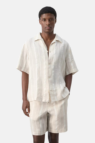 Beige gestreept hemd met korte mouwen van MANGO, met reverskraag en bijpassende shorts.