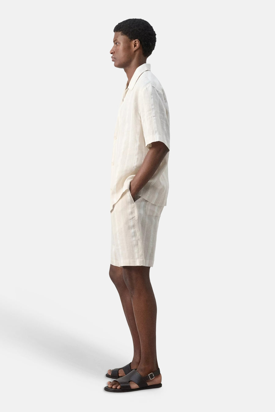Beige overhemd met korte mouwen van MANGO, gestreept, met open kraag en bijpassende shorts, zijaanzicht.