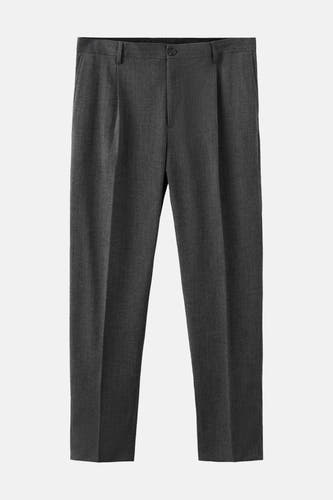Pantalon gris de MANGO avec plis et coupe classique.