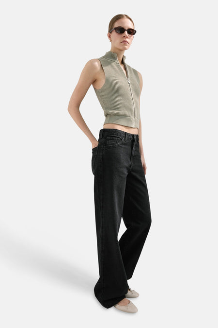 Donkergrijze straight jeans van MANGO, met een lage taille en wijde pijpen.