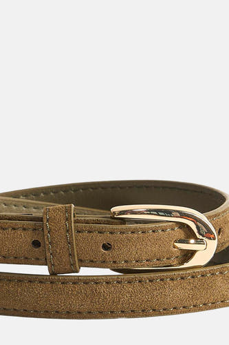 Kaki riem van MANGO met een gouden gesp en subtiele stiksels.
