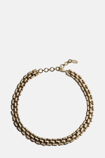 Collier court en or de MANGO, avec un motif à maillons et une fermeture ajustable.