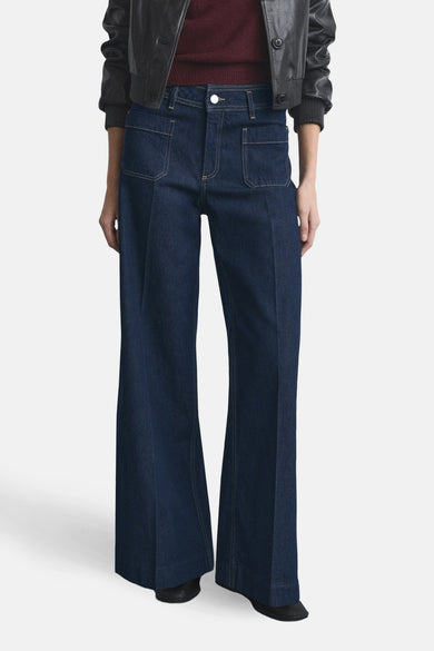 Wijde, donkerblauwe denim jeans van MANGO, met decoratieve zakken en stiksels.