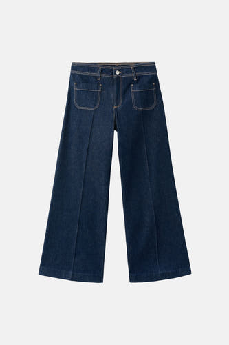 Jean décontracté de denim bleu marine de MANGO, avec des poches cousues sur l'avant.