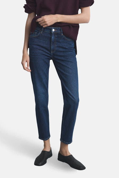 Jean mom en denim bleu marine de MANGO, avec des pinces serrées et une taille haute.