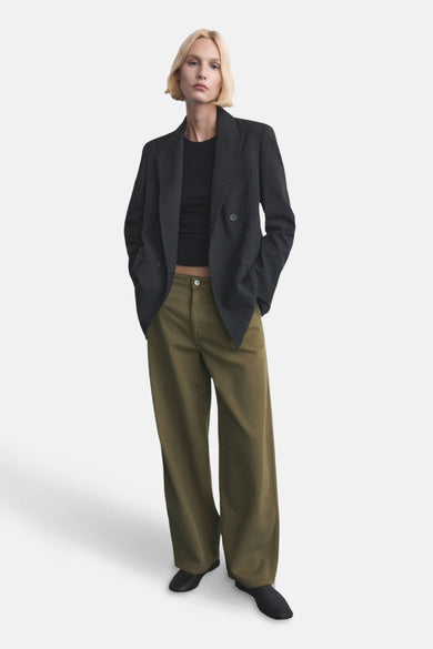 Kaki gekleurde jeans van MANGO, gecombineerd met een zwarte top en donkergrijze blazer.
