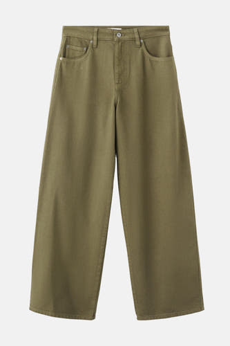 Jean de couleur kaki de MANGO, avec des jambes larges et des poches à l'avant.