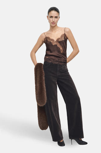 Pantalon marron de MANGO, avec des jambes larges et un collier en fourrure autour du bras.