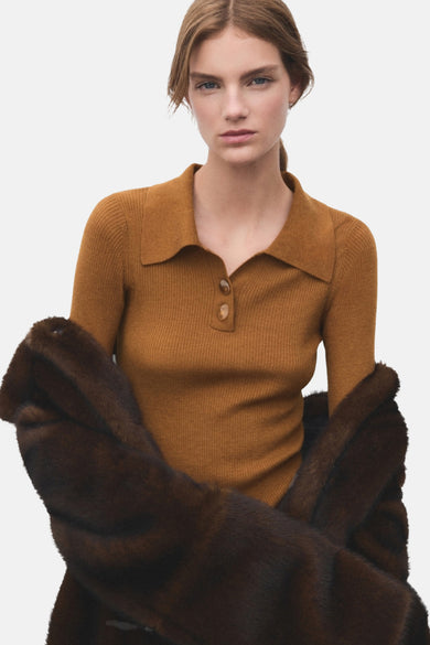 Pull marron avec col rond de MANGO, vu de derrière, associé à des jeans foncés.