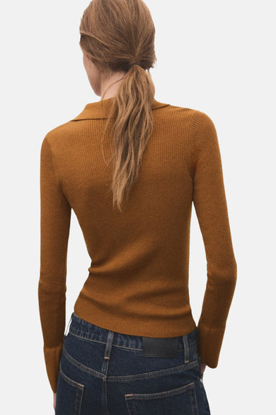 Bruine trui met ronde hals van MANGO, gezien van achteren, gecombineerd met donkere jeans.
