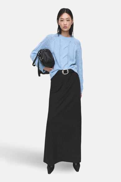 T-shirt bleu avec col rond de MANGO, à motif côtelé et associé à une longue jupe noire.