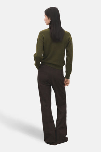 Khaki trui met ronde hals van MANGO, met lange mouwen en effen design, gezien van achteren.