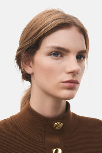 Pull marron avec col montant MANGOANGO, des boutonsresons etinesines.