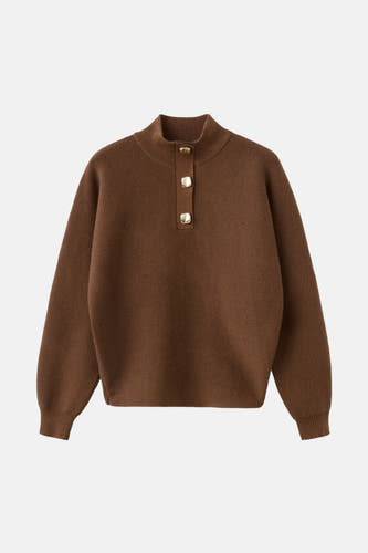 Pull marron avec col montant de MANGO, terminé avec des boutons dorés décoratifs.