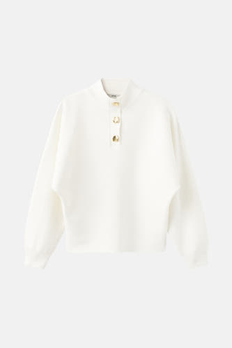 Couleur écru de MANGO avec longues manches et boutons dorés.