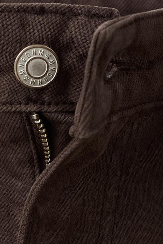 Jean bleu de MANGO, avec un bouton et une fermeture à glissière argentés.