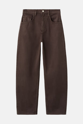 Jeanon de MANGO, avec des jambes droites et des poches sur l'avant, posé sur un fond blanc.