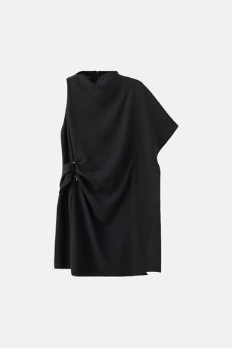 Robe noire sans manches de MANGO, avec détail drapé sur le côté et col rond.