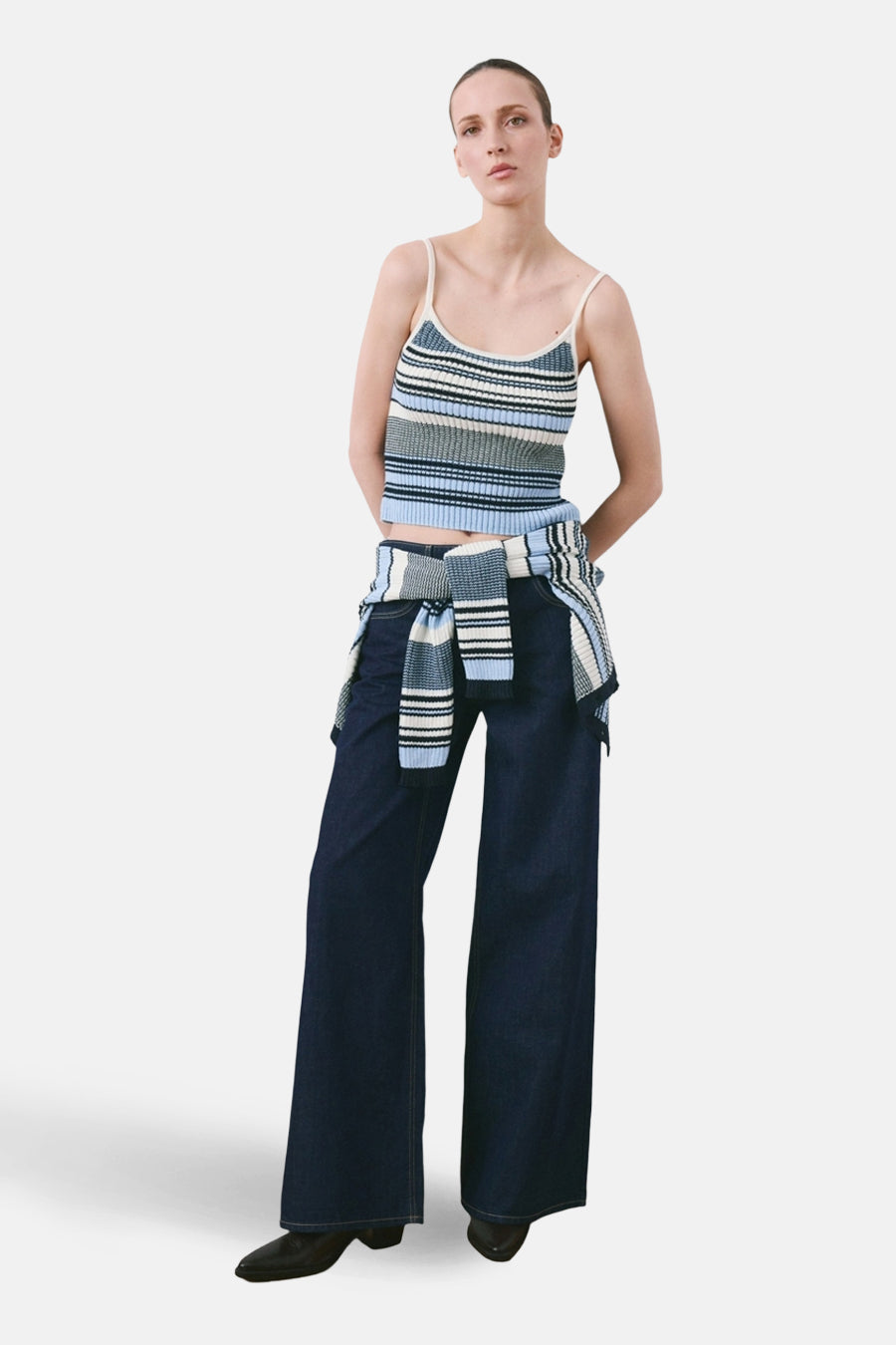 Haut multicolore à fines bretelles de MANGO, à rayures horizontales, porté avec un jean foncé ample et des chaussures noires.