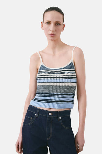 Débardeur multicolore de MANGO, avec des rayures horizontales dans des tons de bleu, noir et blanc, combiné avec un jean bleu foncé.