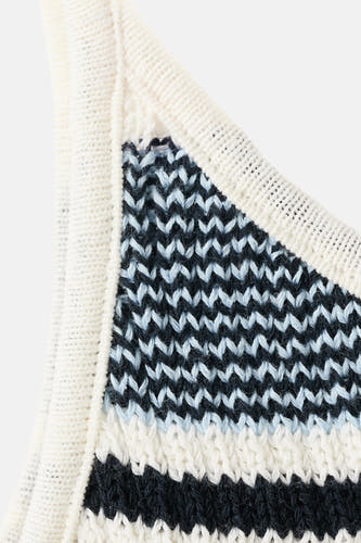 Haut multicolore à fines bretelles de MANGO, avec motif tricot rayé et zigzag.