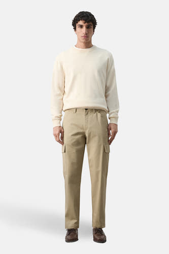 Beige broek van MANGO, met zakken op het been en bruine schoenen.
