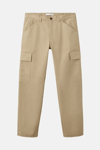 Beige broek van MANGO, met cargozakken en een knoopsluiting, tegen een witte achtergrond.