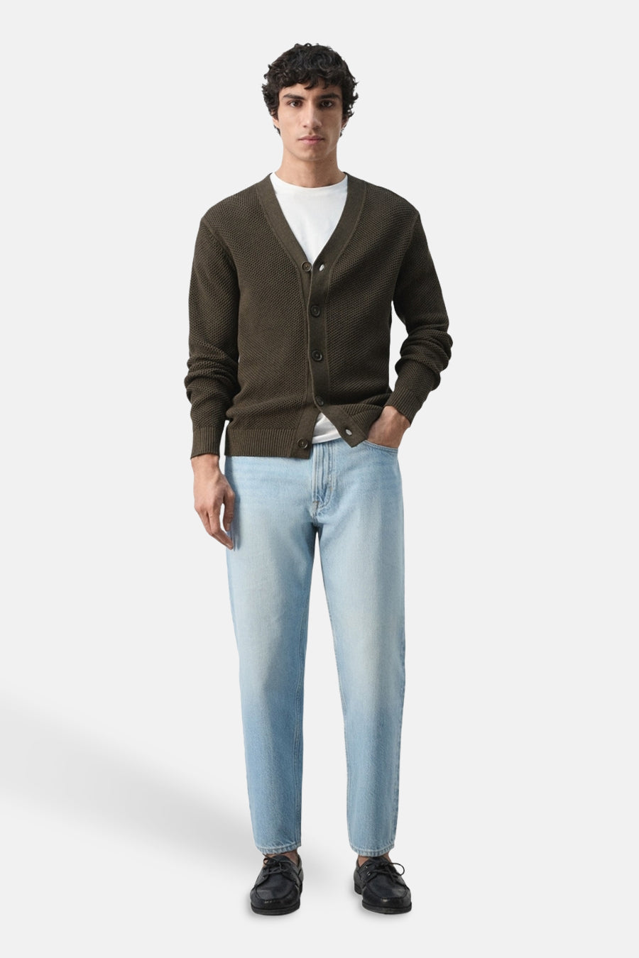 Gilet marron de MANGO, porté sur un t-shirt blanc et un jean clair, présenté debout.