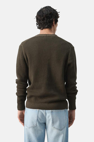Bruin gilet van MANGO, met textuur, gezien van achteren, gedragen met een lichtblauwe jeans.
