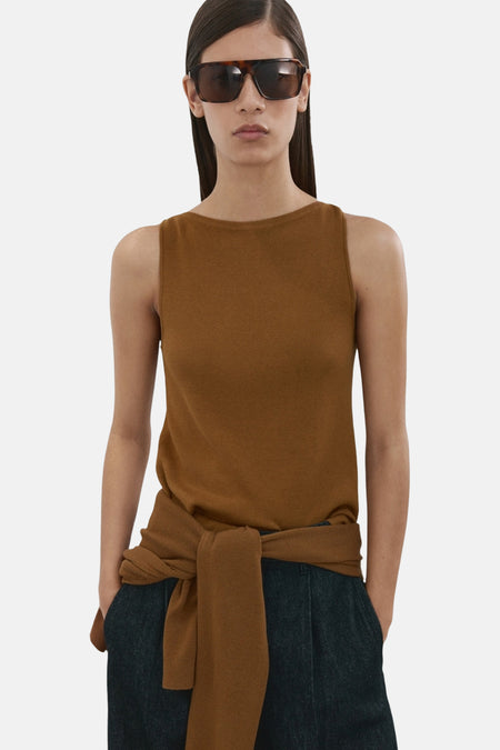 Haut marron sans manches de MANGO, avec un détail lâche à la taille et une coupe longue et droite.