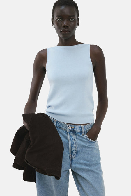 Haut bleue sans manches de MANGO, vue de dos, combinée avec un jean.
