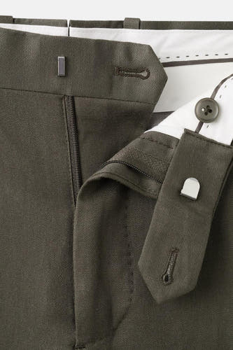 Pantalon kaki de MANGO, avec braguette et fermeture à bouton et une légère ceinture à l'intérieur.