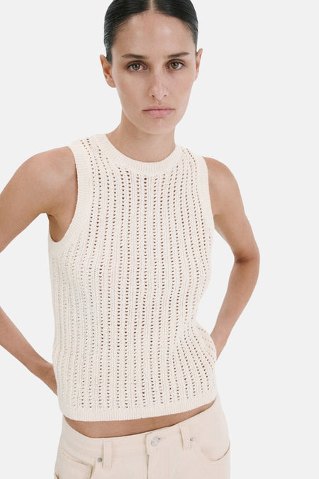 Mouwloze ecru top van MANGO, met een ajourpatroon en een ronde hals.