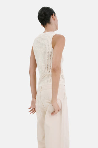 Ecru top zonder mouwen van MANGO, met gehaakte textuur en gedragen met crèmekleurige broek.