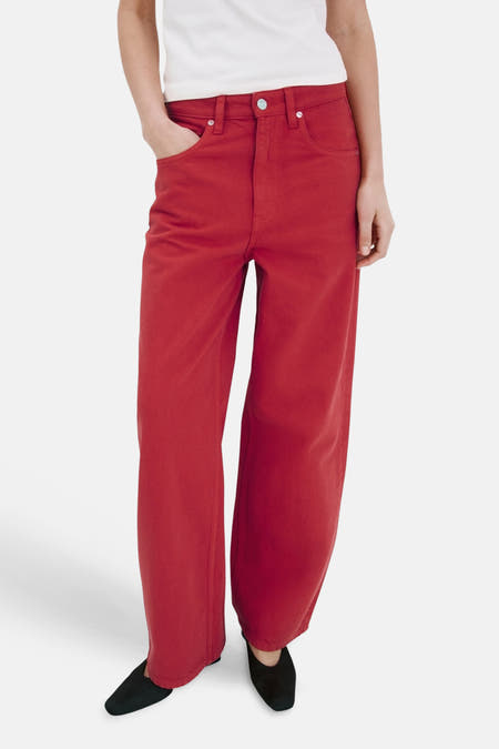 Rode gekleurde jeans van MANGO, wijdvallend model met rechte pijpen, knoop- en ritssluiting.