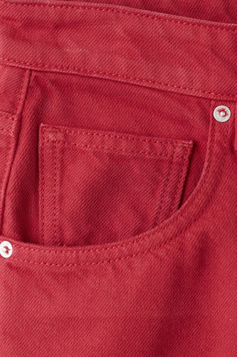 Jean rouge de MANGO, détail de la poche ticket et rivet métallique avec sergé diagonal.