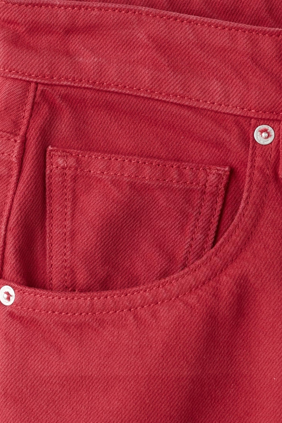 Jean rouge de MANGO, détail de la poche ticket et rivet métallique avec sergé diagonal.