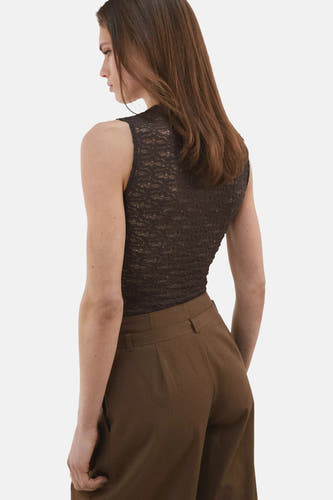 Bruine mouwloze top van MANGO met kanten textuur en subtiele studs, aan de achterzijde.