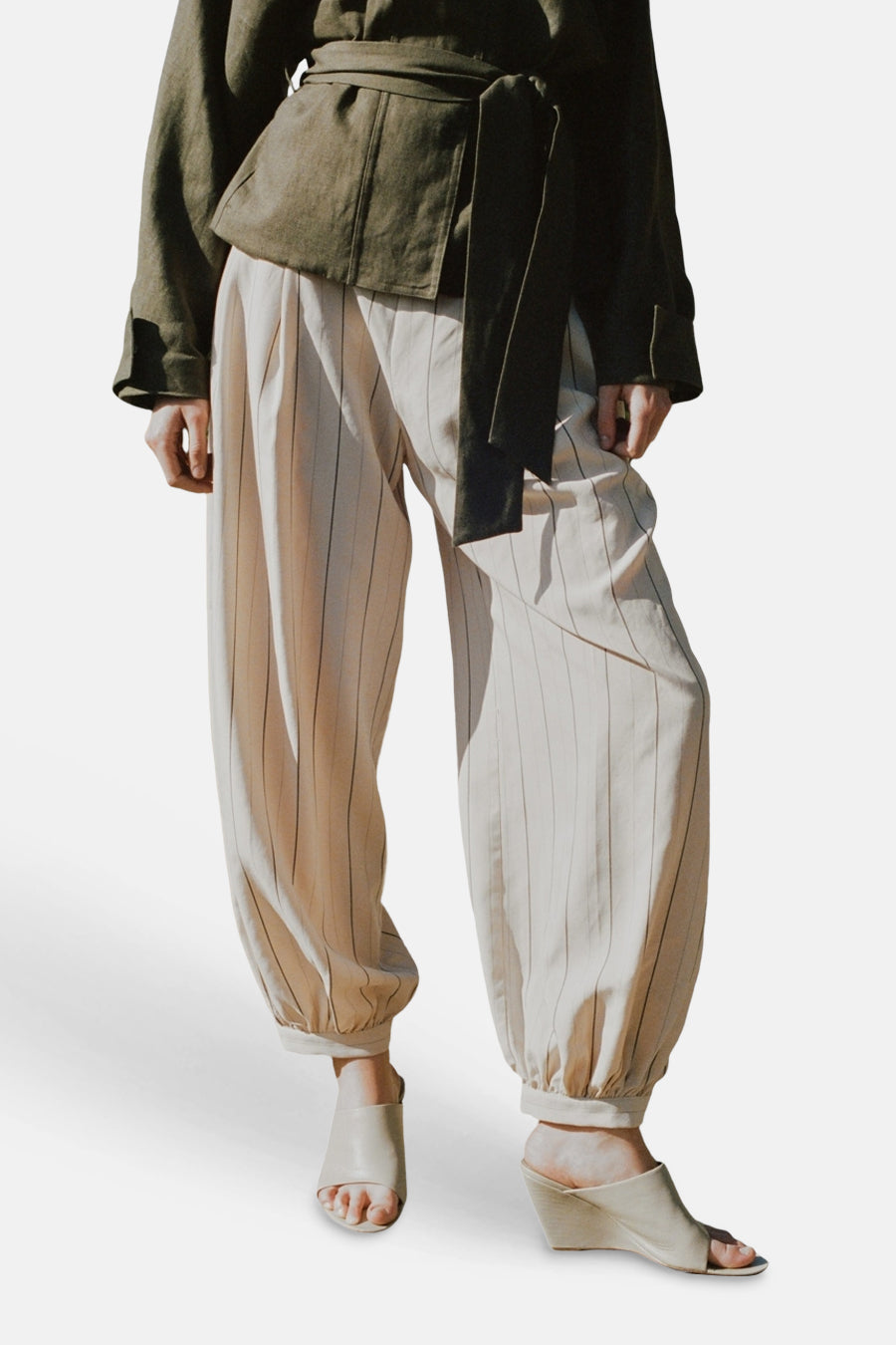 Ecru broek van MANGO met dunne verticale strepen, wijde pasvorm en elastische enkels.