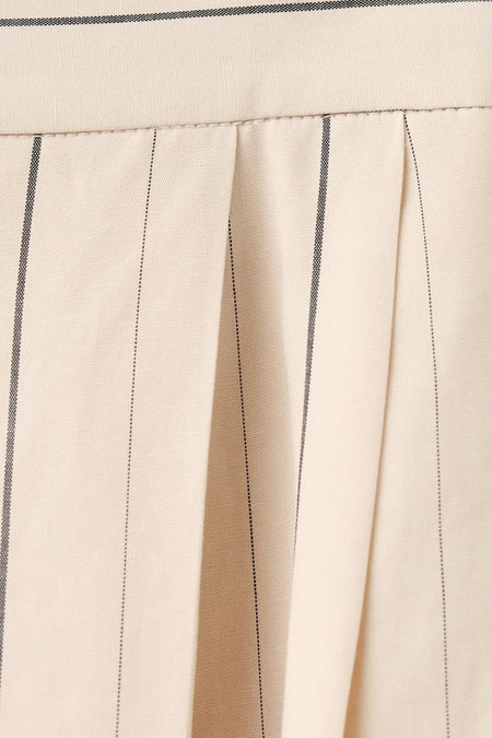 Ecru broek van MANGO met krijtstrepen en plooien, close-up.