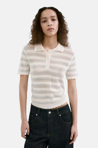 Ecru polo van MANGO met open breisel, horizontale lichtblauwe strepen en geschulpte zomen.